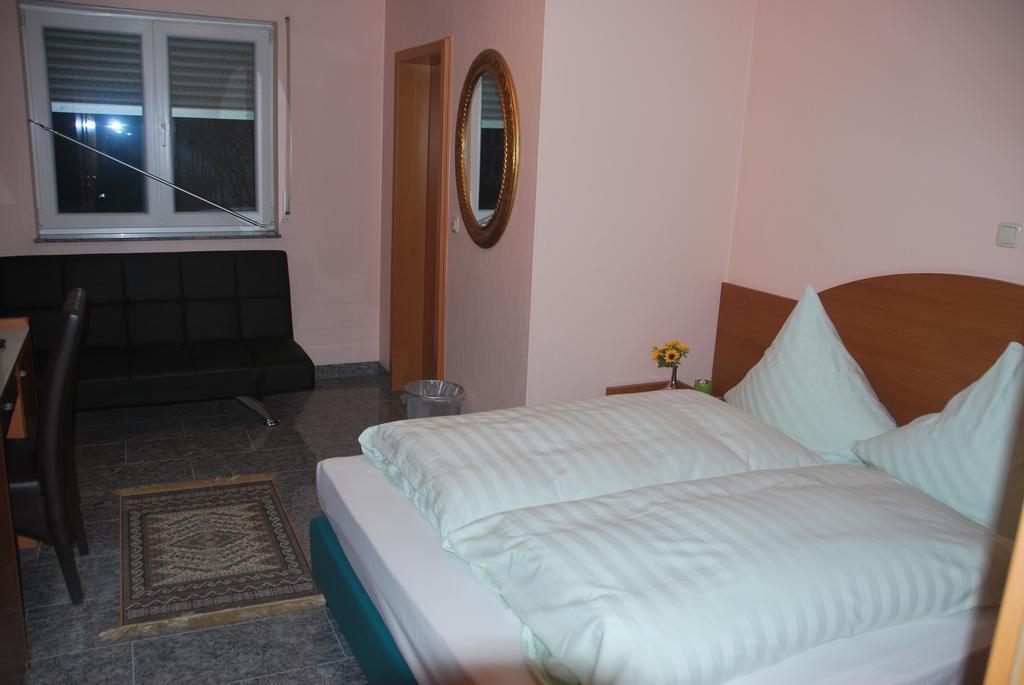 Hotel & Restaurant Garda Darmstadt Oda fotoğraf