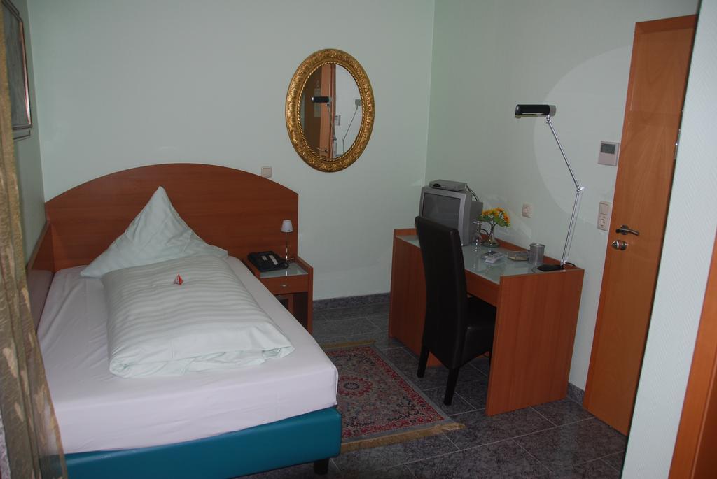 Hotel & Restaurant Garda Darmstadt Oda fotoğraf